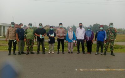 Lintas Sektor dan NNB Singkuang Kerjasama Bagikan Masker, Antisipasi ISPA Akibat Karhutla