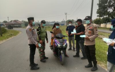 Lintas Sektor dan NNB Singkuang Kerjasama Bagikan Masker, Antisipasi ISPA Akibat Karhutla
